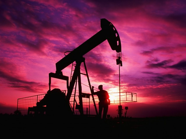 Нефть умеренно дешевеет после роста накануне 