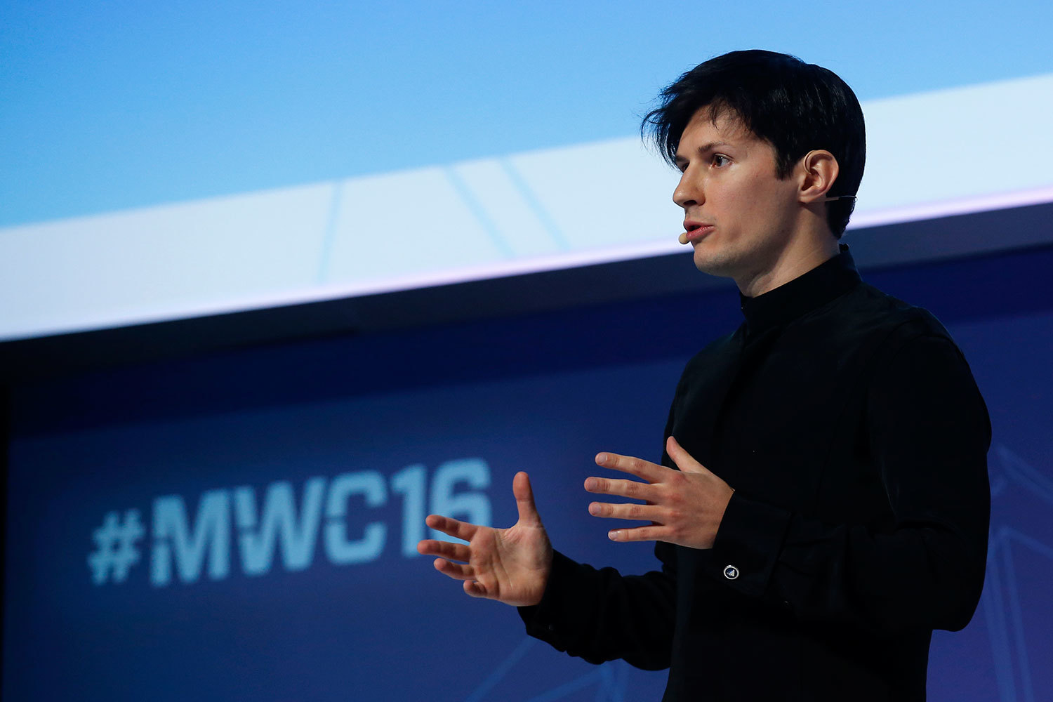 "WhatsApp шпионит за людьми, и никогда не будет безопасным" - Павел Дуров