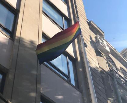 Посольство Великобритании в Азербайджане вывесило флаг ЛГБТ - ФОТО
