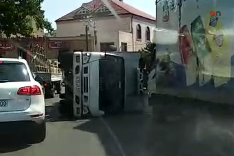 В Баку перевернулся грузовик