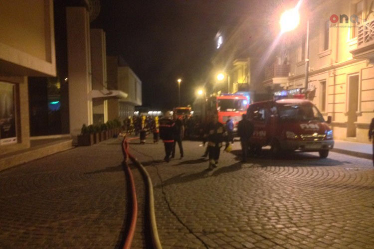 В Баку потушили пожар в торговом центре