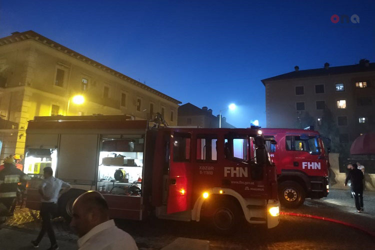 В Баку из-за пожара эвакуировали людей из торгового центра - ВИДЕО