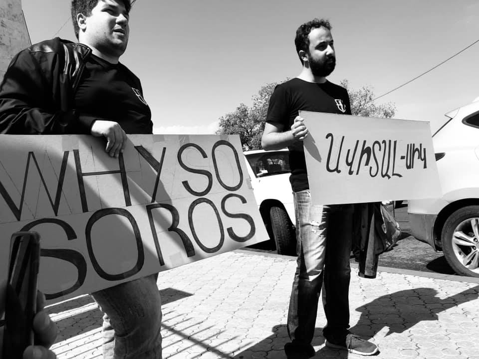 Противники Пашиняна протестуют у офиса Евросоюза