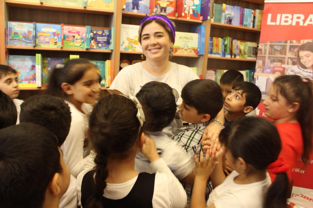 Азербайджанская певица поддержала детей с ограниченными возможностями  - ФОТО