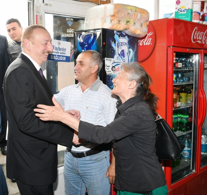 Ильхам Алиев побеседовал с людьми в маркете - ФОТО
