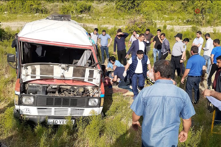 В Азербайджане автобус со студентами попал в ДТП: есть погибшие и раненые - ОБНОВЛЕНО - ФОТО