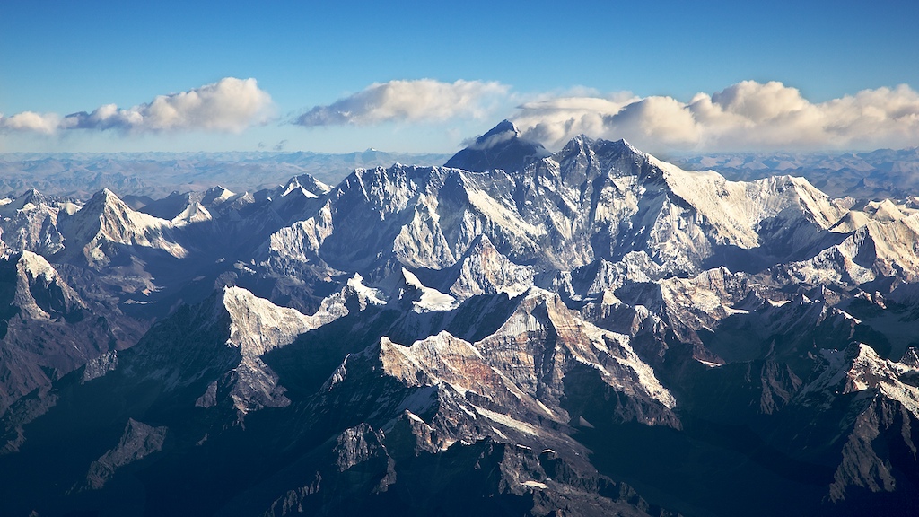 Два альпиниста погибли при спуске с Эвереста 