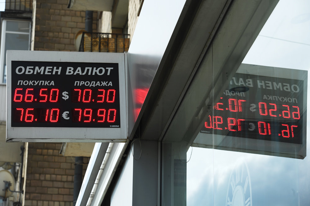 Путин ввел запрет на уличные табло с курсом валют