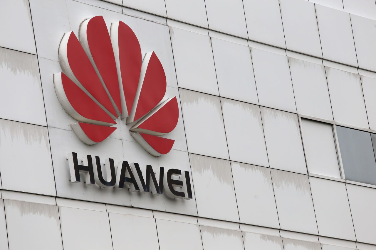 Японское подразделение Amazon прекратило продажу товаров Huawei