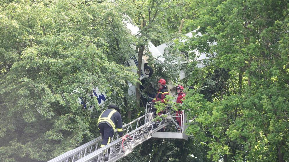 В Германии самолет с людьми застрял в кроне деревьев - ФОТО