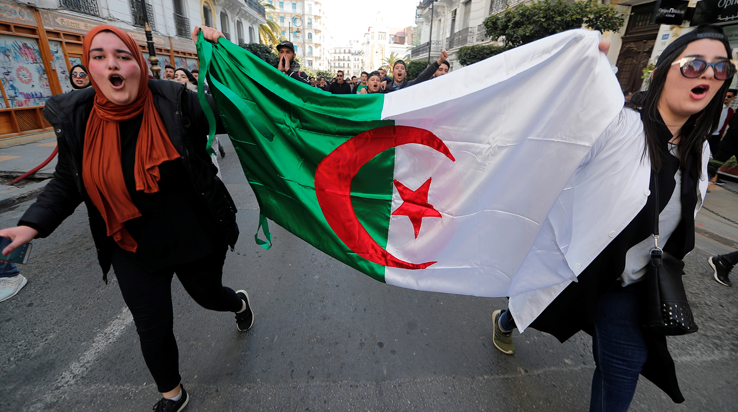 В Алжире могут отменить выборы президента из-за отсутствия кандидатов
