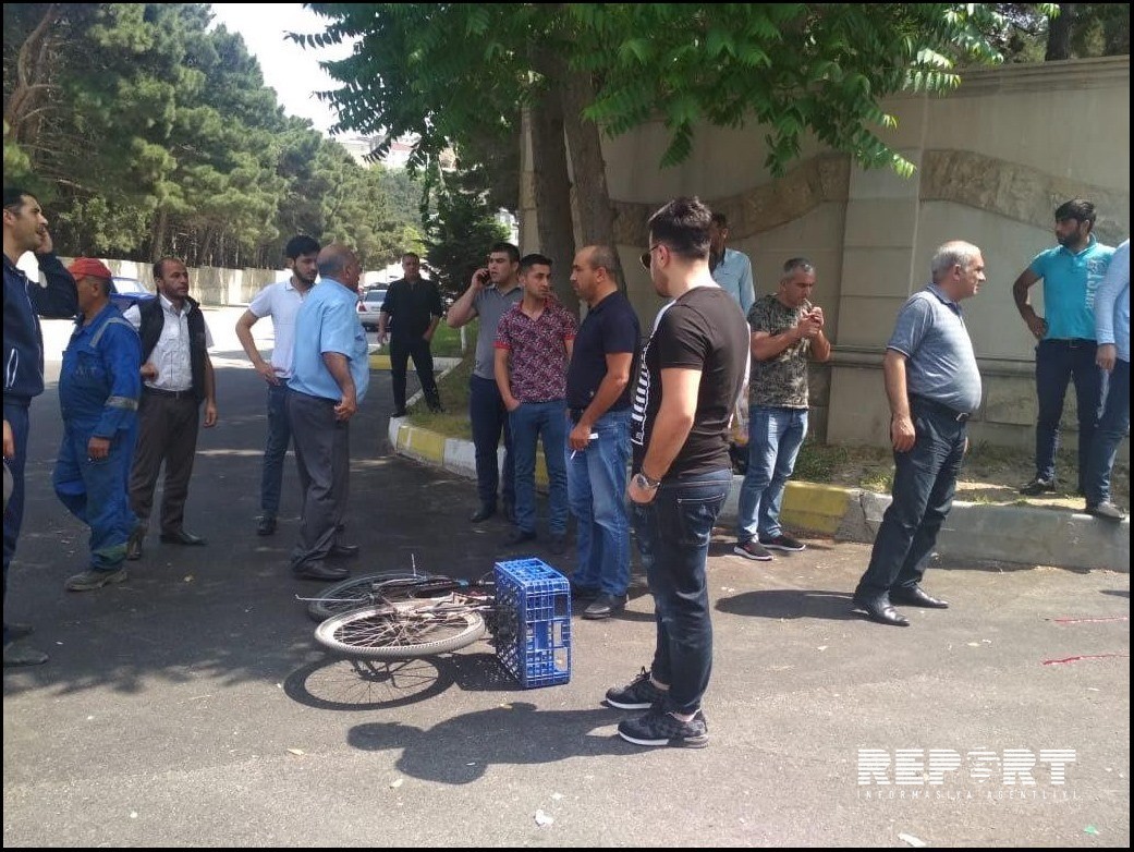 В Баку пассажирский автобус сбил насмерть велосипедиста
