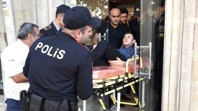 В Баку полицейские cпасли человека в магазине - ФОТО