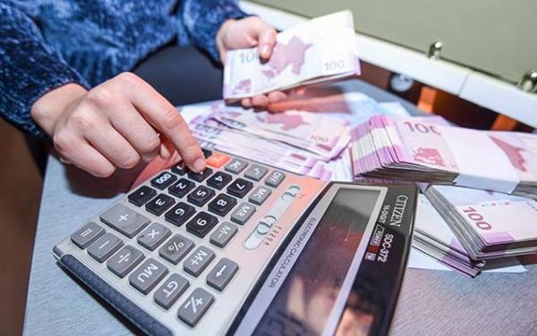 В Баку увеличилась среднемесячная заработная плата