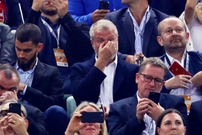 Эмоции российского миллиардера и его сына на финале Лиги Европы в Баку - ФОТО