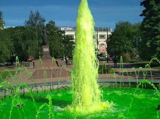 В российском городе фонтан забил необычной водой - ФОТО - ВИДЕО