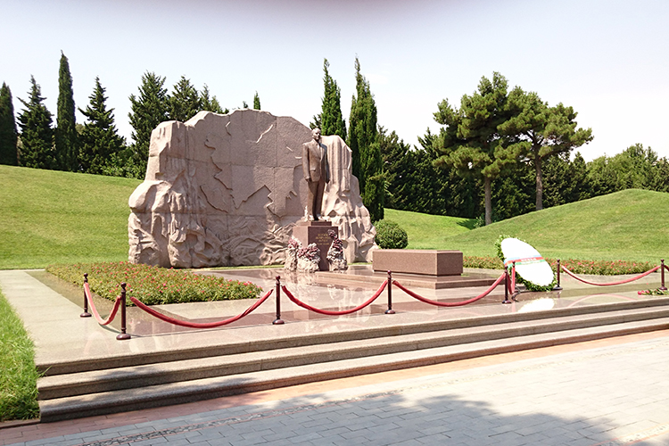 Президент Польши посетил могилу Гейдара Алиева