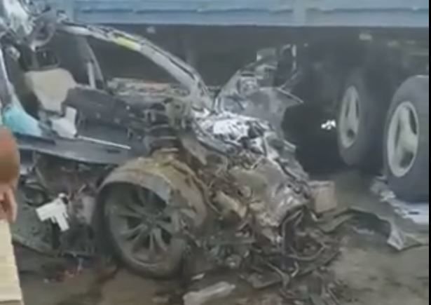 В Баку BMW врезался в грузовик - есть погибший - ВИДЕО
