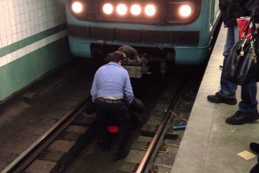 В Баку женщина бросилась под поезд из-за предательства дочери - ОБНОВЛЕНО
