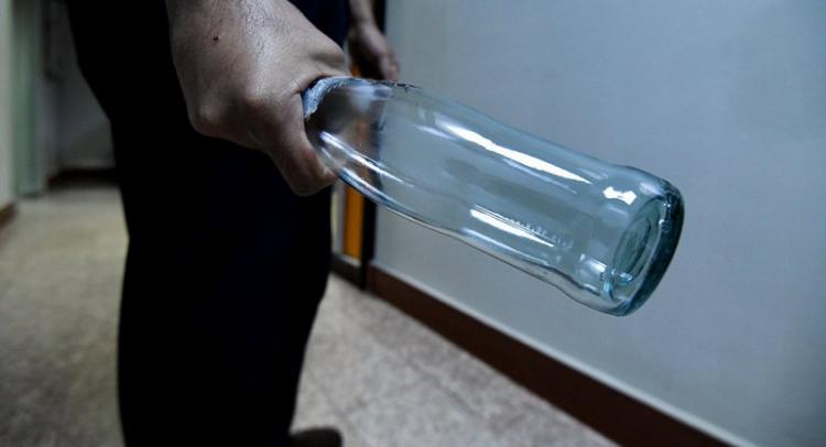 Жителя Баку избили и разбили бутылку об голову