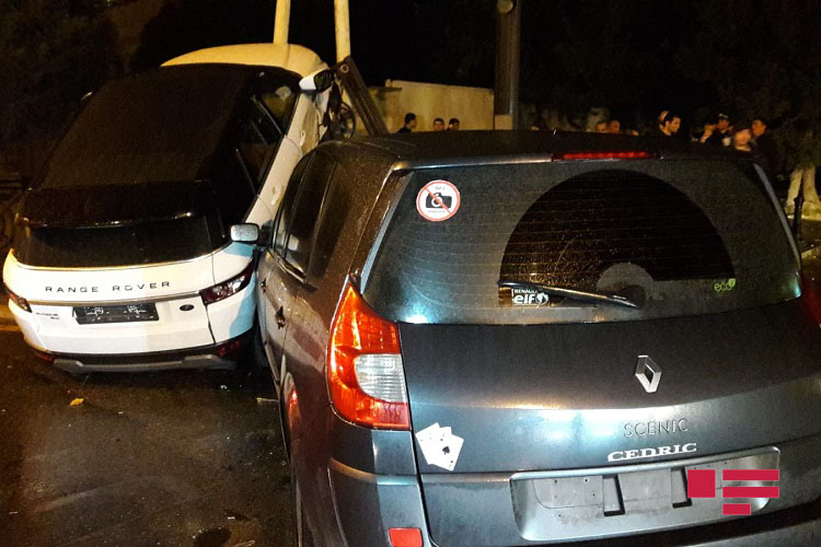 Range Rover совершил серьезное ДТП в центре Баку - ФОТО - ВИДЕО