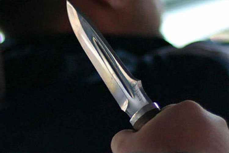Неизвестный ударил ножом на улице жителя Баку