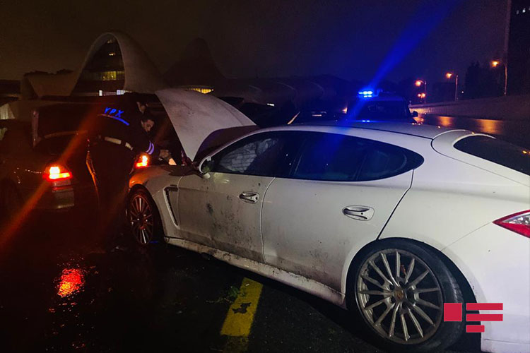 В Баку Porsche совершил ДТП 