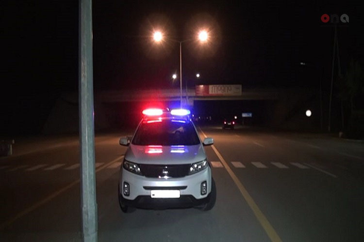 На шоссе Баку-Губа перевернулся грузовик, двое ранены