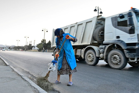 В Баку под колесами автомобиля погибла еще одна уборщица