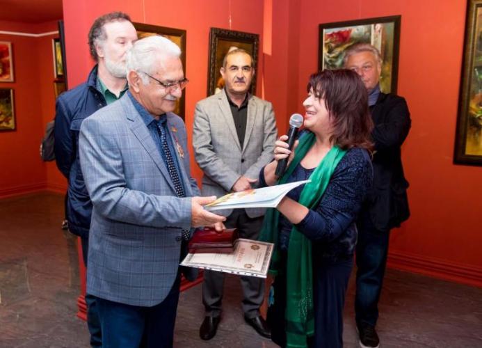 Азербайджанский художник отметил 65-летие выставкой - ФОТО