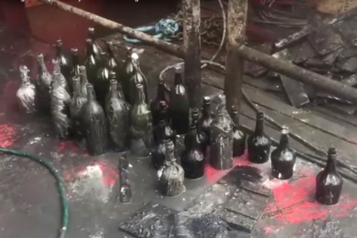 Со дна Балтийского моря подняли 900 бутылок алкоголя столетней давности
