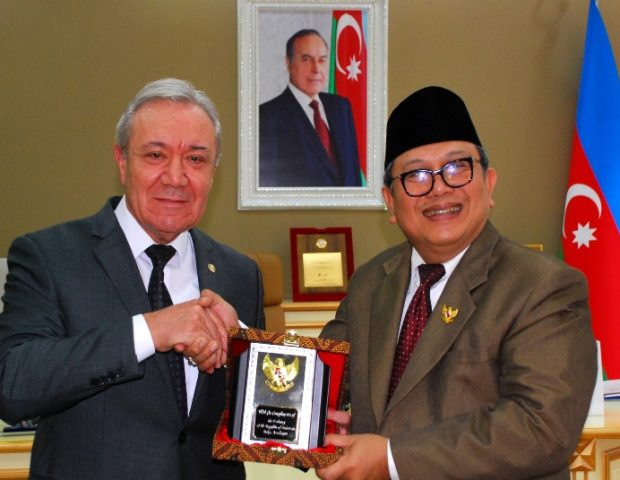 Посол Индонезии исполнил «Сары гялин» для азербайджанских студентов - ФОТО