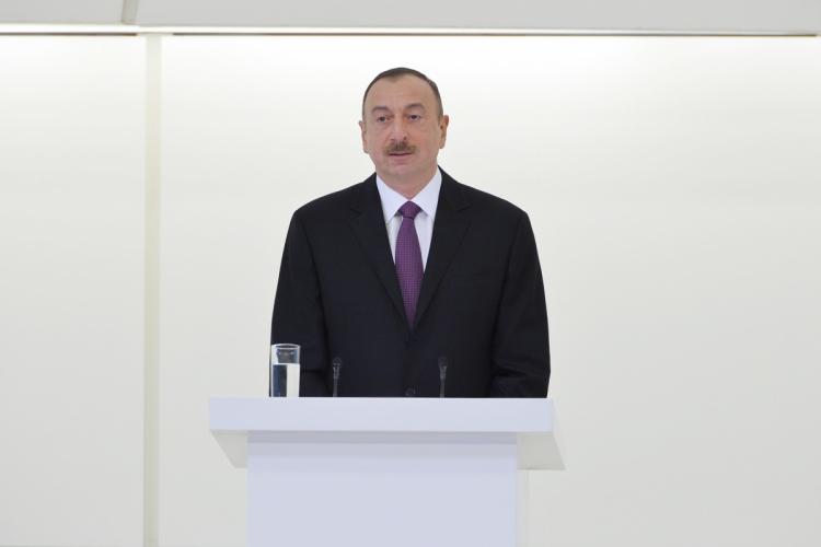 Президент Азербайджана поздравил нефтяников