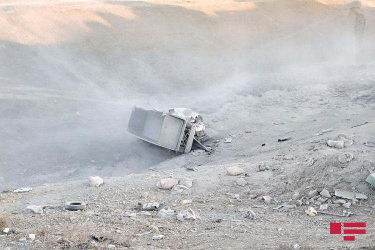 В Шамахы грузовик рухнул в овраг с 45-метровой высоты - ФОТО