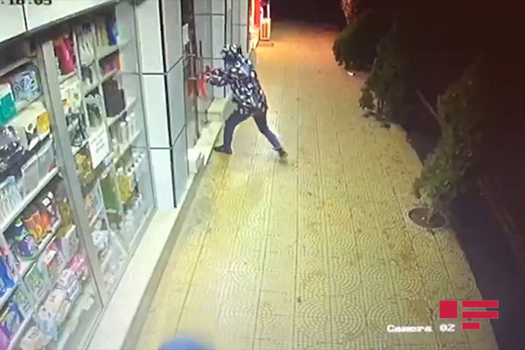 Дерзкое ограбление магазина в центре Баку попало на видео - ВИДЕО