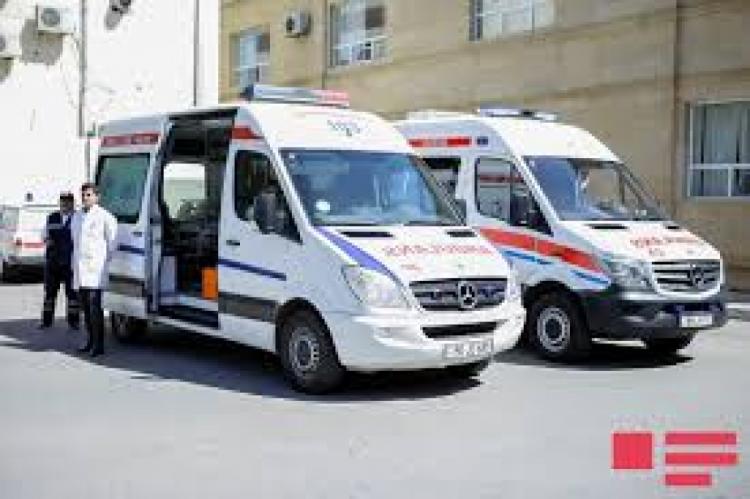 В Баку автомобиль сбил малолетних детей