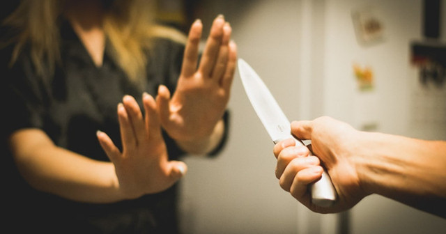 В Баку ночью ранили ножом 17-летнюю девушку 