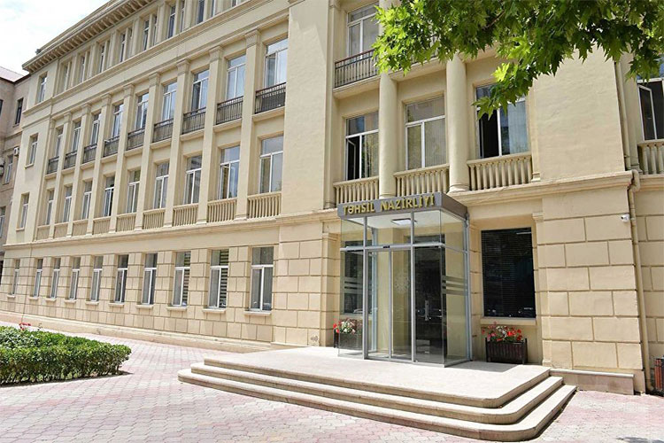 В азербайджанских школах с шестидневной учебной неделей 11 ноября - рабочий день