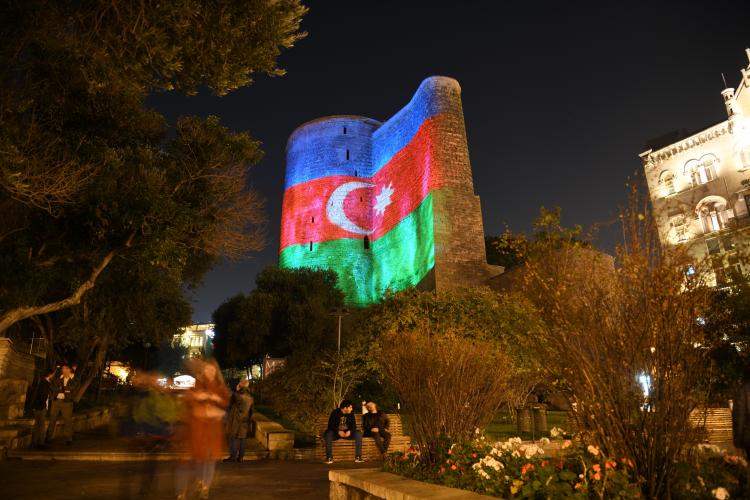 Баку окрасился в цвета азербайджанского флага - ФОТО - ВИДЕО
