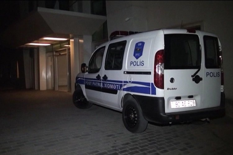 В Баку мужчину ранили ножом в спину