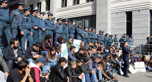 В Армении студенты требуют отставки министра образования
