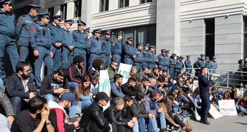 В Армении студенты требуют отставки министра образования
