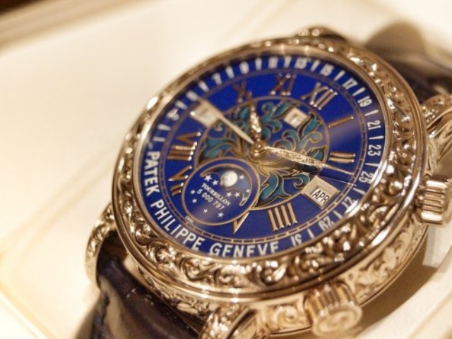 На аукционе в Женеве проданы самые дорогие часы в мире 