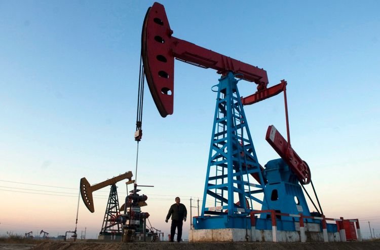 Азербайджан снизил ежесуточную нефтедобычу в октябре
