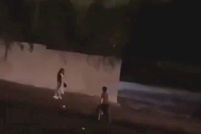 Ночной кошмар в Баку: полуголый парень нападает на людей - ВИДЕО