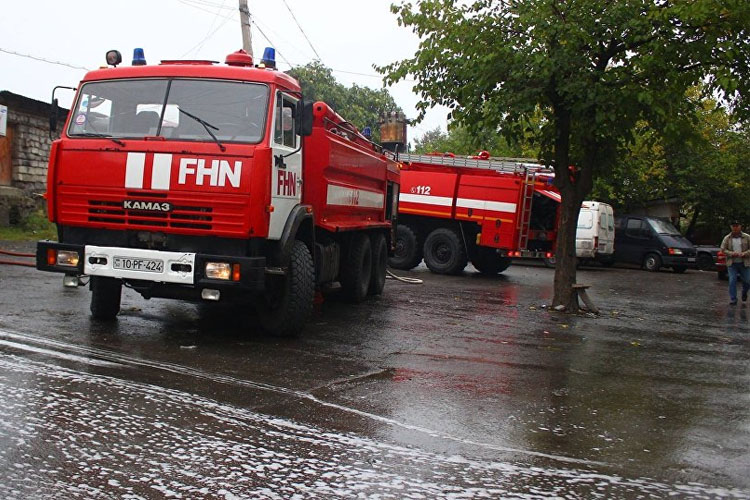 Жители жилого здания в Баку были эвакуированы в связи с возникшим пожаром