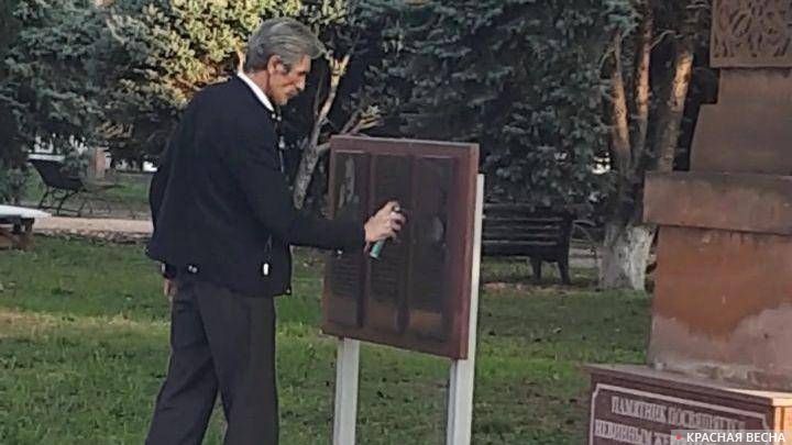 Жители Армавира закрасили памятную доску армянскому нацисту Нжде - ФОТО