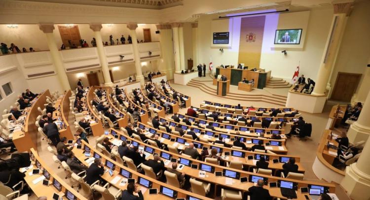 В Грузии парламентское большинство покинули семь депутатов