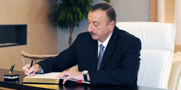 Президент Азербайджана поздравил Махмуда Аббаса
