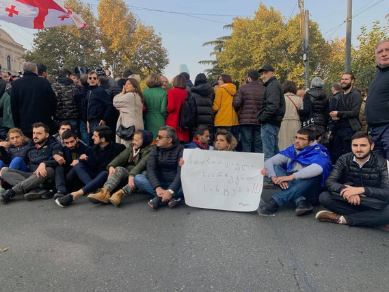 Перед зданием парламента Грузии началась "сидячая" акция
